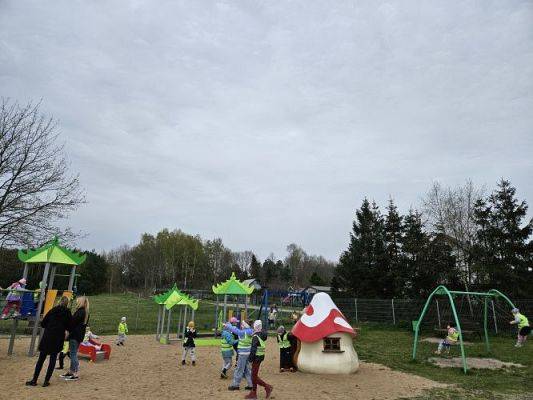 Grafika #24: 08.04.2024 Zabawy w Smerfowej Wiosce