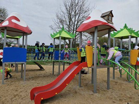 Grafika #25: 08.04.2024 Zabawy w Smerfowej Wiosce