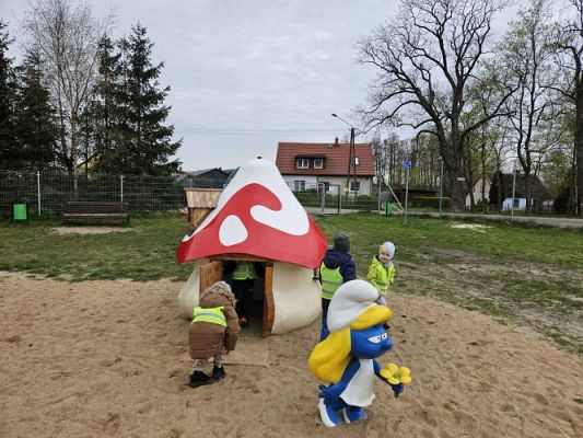 Grafika #26: 08.04.2024 Zabawy w Smerfowej Wiosce