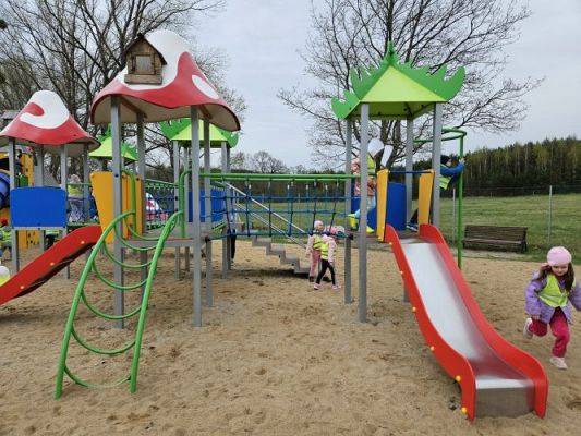 Grafika #27: 08.04.2024 Zabawy w Smerfowej Wiosce