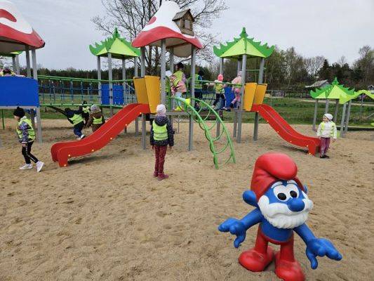 Grafika #28: 08.04.2024 Zabawy w Smerfowej Wiosce