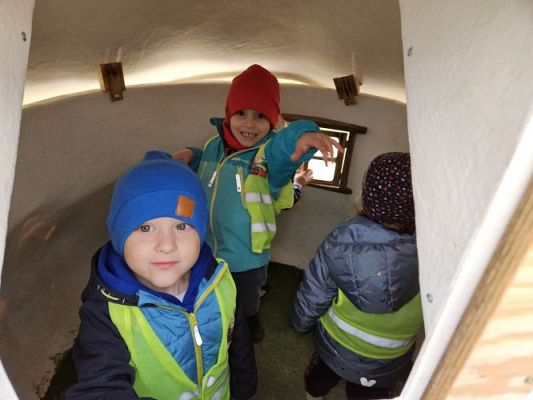 Grafika #30: 08.04.2024 Zabawy w Smerfowej Wiosce