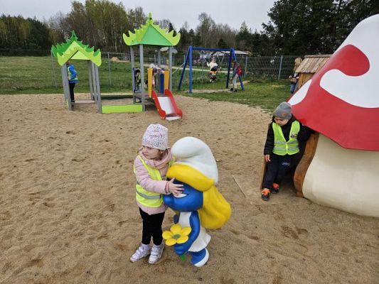 Grafika #33: 08.04.2024 Zabawy w Smerfowej Wiosce