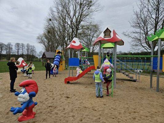 Grafika #34: 08.04.2024 Zabawy w Smerfowej Wiosce