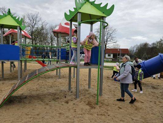 Grafika #35: 08.04.2024 Zabawy w Smerfowej Wiosce