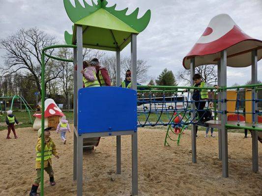 Grafika #36: 08.04.2024 Zabawy w Smerfowej Wiosce