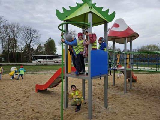 Grafika #37: 08.04.2024 Zabawy w Smerfowej Wiosce