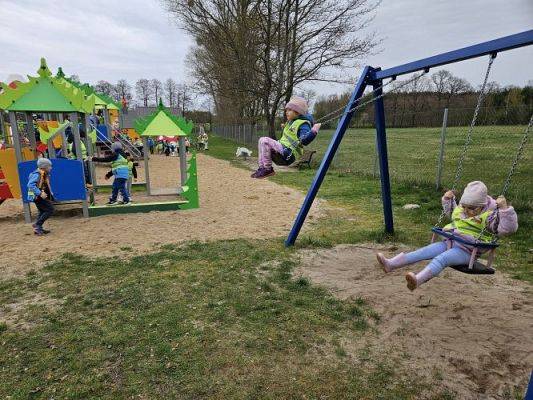 Grafika #41: 08.04.2024 Zabawy w Smerfowej Wiosce