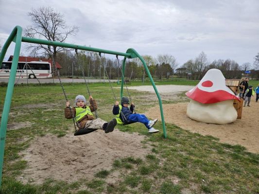 Grafika #42: 08.04.2024 Zabawy w Smerfowej Wiosce