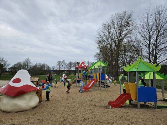 Grafika #43: 08.04.2024 Zabawy w Smerfowej Wiosce