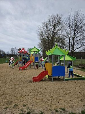 Grafika #45: 08.04.2024 Zabawy w Smerfowej Wiosce