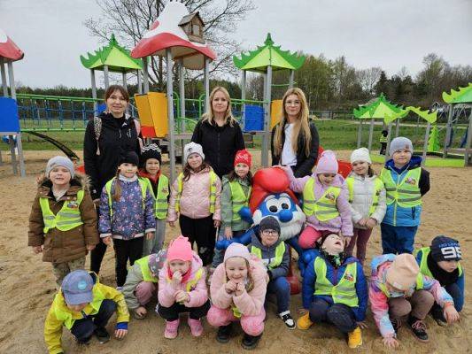 Grafika #51: 08.04.2024 Zabawy w Smerfowej Wiosce