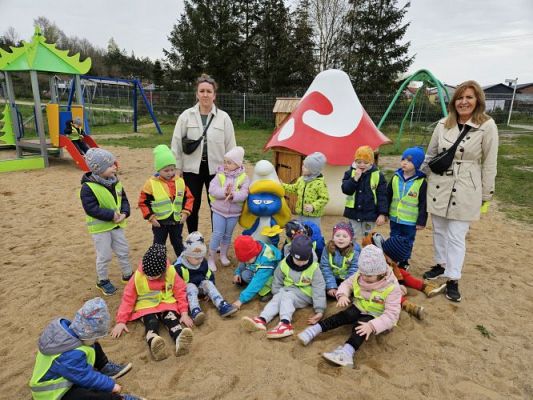 Grafika #55: 08.04.2024 Zabawy w Smerfowej Wiosce