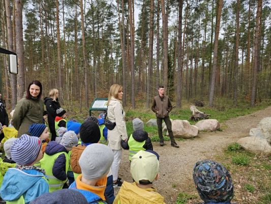 Grafika #1: 08.04.2024 Wycieczka do lasu - spotkanie z leśnikiem