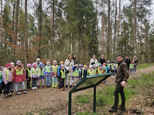 Grafika #11: 08.04.2024 Wycieczka do lasu - spotkanie z leśnikiem