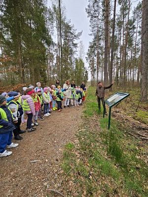Grafika #18: 08.04.2024 Wycieczka do lasu - spotkanie z leśnikiem