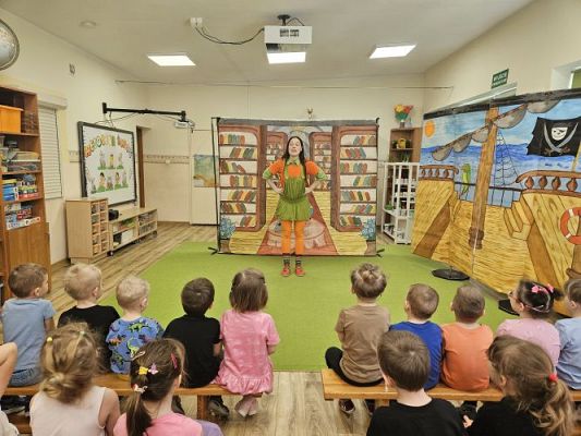 Grafika #0: 27.03.2024 Przedstawienie teatralne pt. "Pipi Langstrumpf"