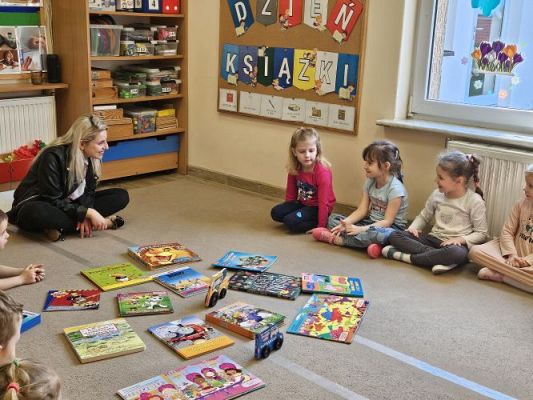 Grafika #70: 24.04.2024 Dzień Książki - spotkanie edukacyjno-czytelnicze z Panią Alicją Kisielewską