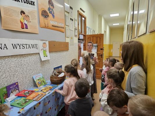 Grafika #9: 10.05.2024 Spotkanie w Bibliotece szkolnej w Wicku - Wystawa o Bolku i Lolku gr III