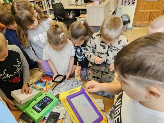 Grafika #44: 10.05.2024 Spotkanie w Bibliotece szkolnej w Wicku - Wystawa o Bolku i Lolku gr III