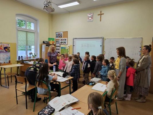 Grafika #48: 10.05.2024 Spotkanie w Bibliotece szkolnej w Wicku - Wystawa o Bolku i Lolku gr III