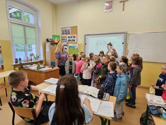 Grafika #50: 10.05.2024 Spotkanie w Bibliotece szkolnej w Wicku - Wystawa o Bolku i Lolku gr III