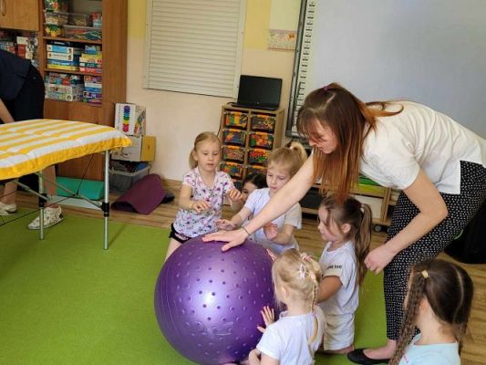 Grafika #4: 29.04.2024 Spotkanie z fizjoterapeutką Panią Aleksandrą Synowiecką