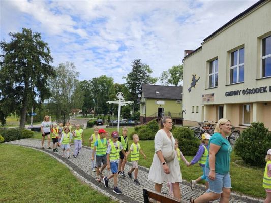 Grafika #0: 08.07.2024 "Czytanie na polanie" - Wizyta w Bibliotece Gminnej w Wicku