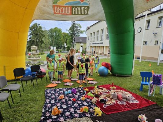 Grafika #3: 08.07.2024 "Czytanie na polanie" - Wizyta w Bibliotece Gminnej w Wicku