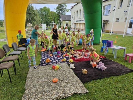 Grafika #4: 08.07.2024 "Czytanie na polanie" - Wizyta w Bibliotece Gminnej w Wicku