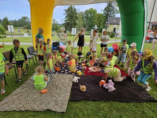 Grafika #5: 08.07.2024 "Czytanie na polanie" - Wizyta w Bibliotece Gminnej w Wicku