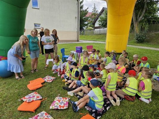 Grafika #6: 08.07.2024 "Czytanie na polanie" - Wizyta w Bibliotece Gminnej w Wicku