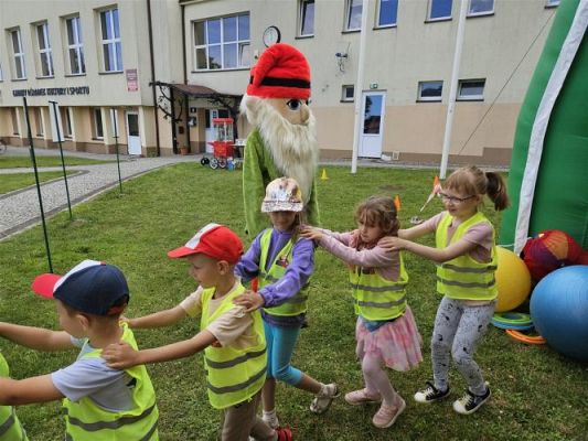 Grafika #7: 08.07.2024 "Czytanie na polanie" - Wizyta w Bibliotece Gminnej w Wicku
