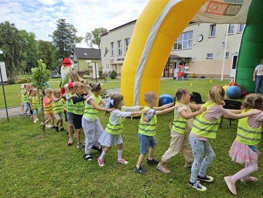 Grafika #10: 08.07.2024 "Czytanie na polanie" - Wizyta w Bibliotece Gminnej w Wicku