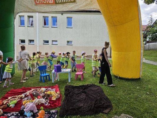 Grafika #11: 08.07.2024 "Czytanie na polanie" - Wizyta w Bibliotece Gminnej w Wicku