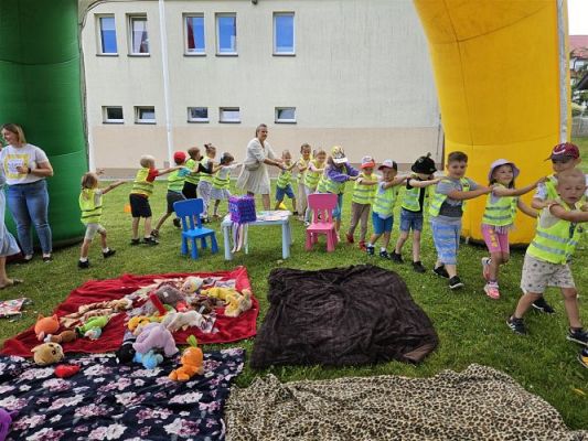 Grafika #12: 08.07.2024 "Czytanie na polanie" - Wizyta w Bibliotece Gminnej w Wicku
