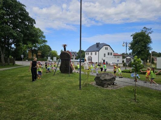 Grafika #15: 08.07.2024 "Czytanie na polanie" - Wizyta w Bibliotece Gminnej w Wicku