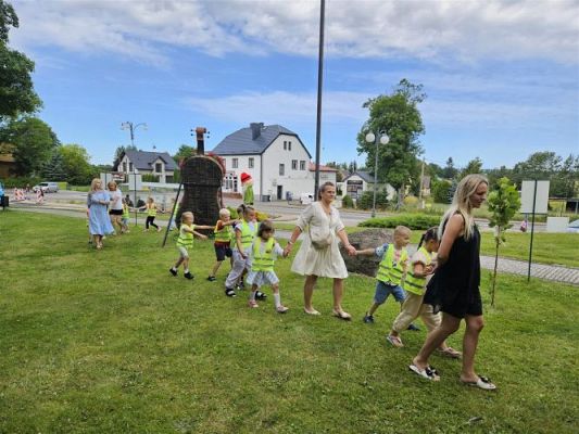 Grafika #16: 08.07.2024 "Czytanie na polanie" - Wizyta w Bibliotece Gminnej w Wicku