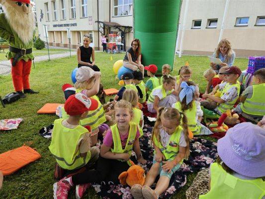 Grafika #18: 08.07.2024 "Czytanie na polanie" - Wizyta w Bibliotece Gminnej w Wicku
