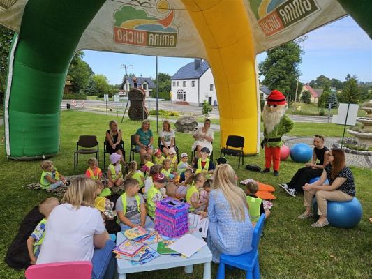 Grafika #19: 08.07.2024 "Czytanie na polanie" - Wizyta w Bibliotece Gminnej w Wicku