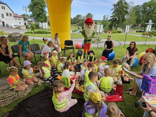 Grafika #20: 08.07.2024 "Czytanie na polanie" - Wizyta w Bibliotece Gminnej w Wicku