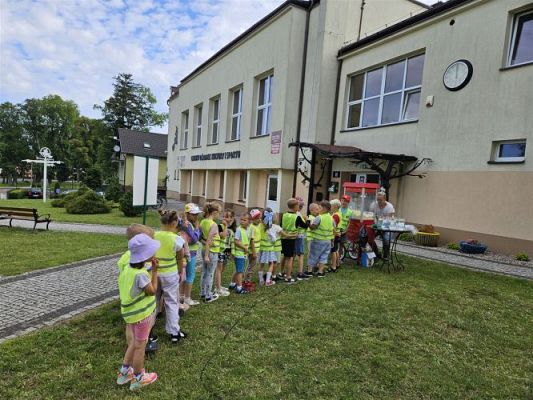 Grafika #22: 08.07.2024 "Czytanie na polanie" - Wizyta w Bibliotece Gminnej w Wicku