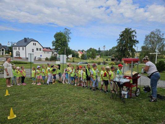 Grafika #24: 08.07.2024 "Czytanie na polanie" - Wizyta w Bibliotece Gminnej w Wicku