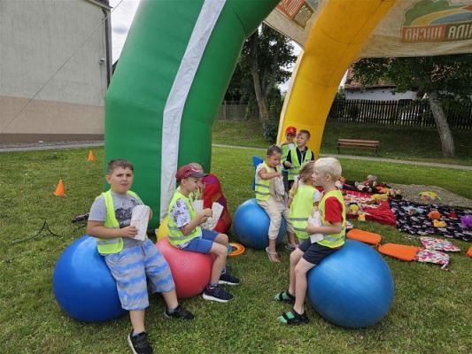 Grafika #26: 08.07.2024 "Czytanie na polanie" - Wizyta w Bibliotece Gminnej w Wicku