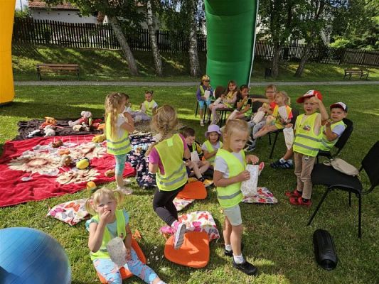 Grafika #27: 08.07.2024 "Czytanie na polanie" - Wizyta w Bibliotece Gminnej w Wicku