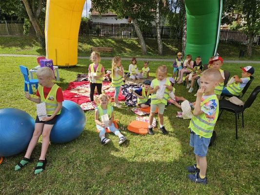 Grafika #28: 08.07.2024 "Czytanie na polanie" - Wizyta w Bibliotece Gminnej w Wicku