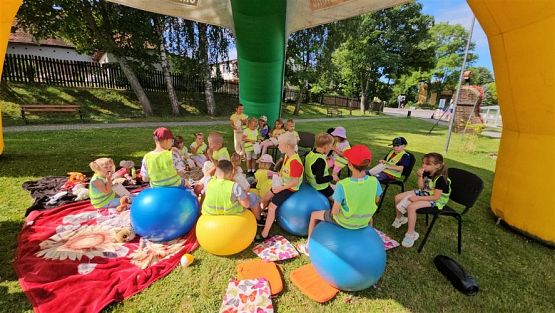 Grafika #29: 08.07.2024 "Czytanie na polanie" - Wizyta w Bibliotece Gminnej w Wicku