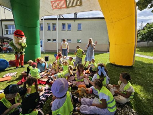 Grafika #30: 08.07.2024 "Czytanie na polanie" - Wizyta w Bibliotece Gminnej w Wicku