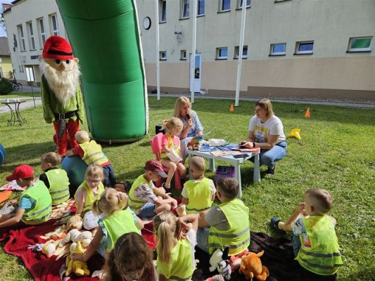 Grafika #31: 08.07.2024 "Czytanie na polanie" - Wizyta w Bibliotece Gminnej w Wicku