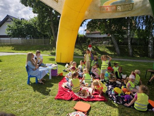 Grafika #33: 08.07.2024 "Czytanie na polanie" - Wizyta w Bibliotece Gminnej w Wicku